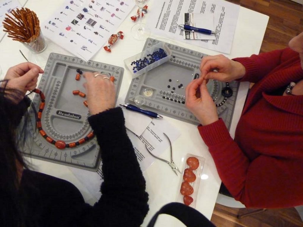 Eine Kette aus Edelsteinen selber herstellen