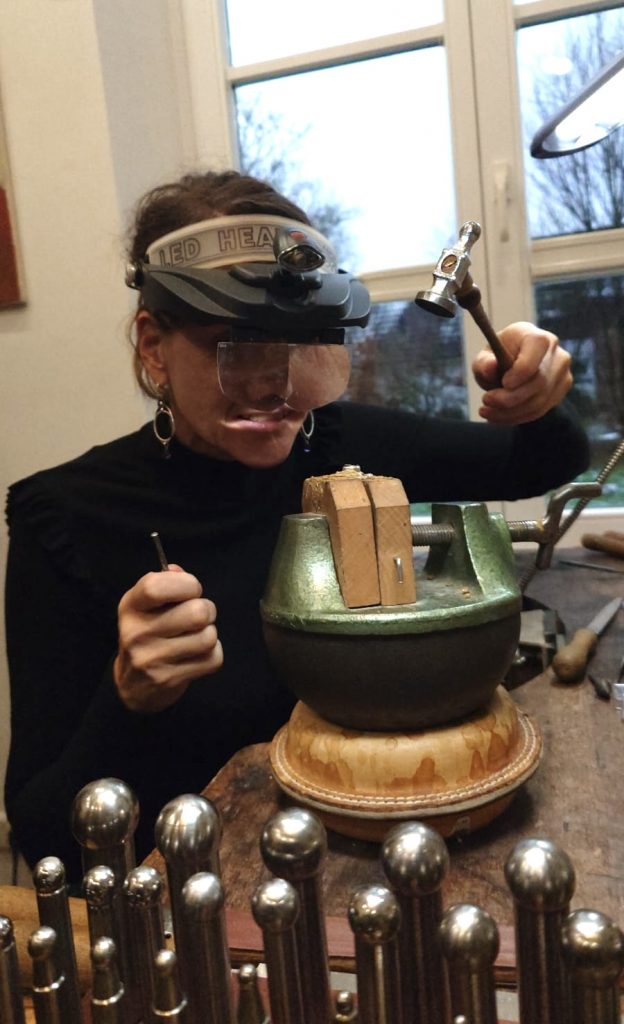 Schmuckdesignerin bei der Arbeit