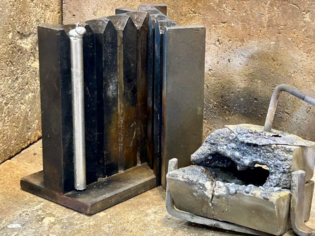 Einschmelzen von Silber in einen Einguß aus Eisen.