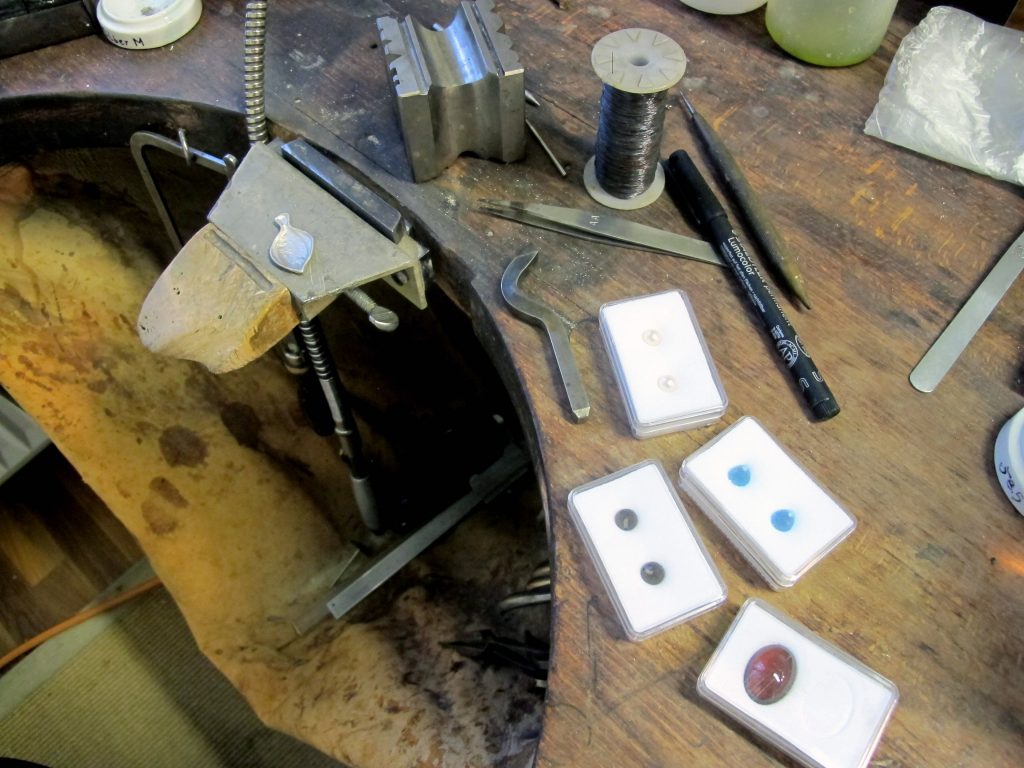 Werktisch mit Edelsteinen