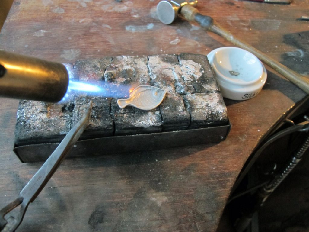 Einschmelzen von Silber in einen Einguß aus Eisen.